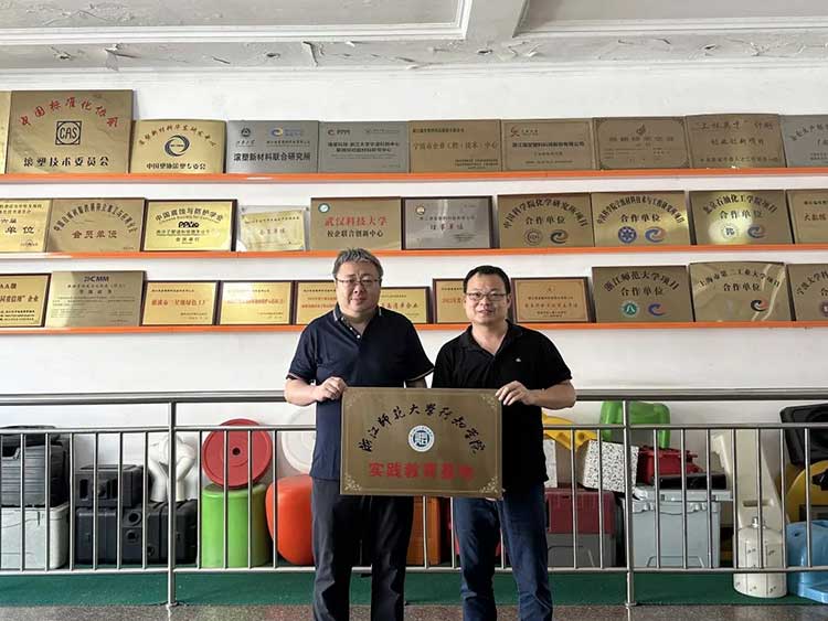 Ruitang Technology heeft de handen samengevoegd met Zhejiang Normal University Xingzhi College om gezamenlijk een praktisch onderwijs te bouwen, een nieuw hoofdstuk openen in de integratie van industrie en onderwijs